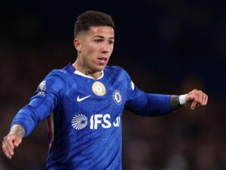 El argentino dejó atrás su calambre e irá desde el vamos en Premier League. Enzo Fernández es titular y capitán en Brighton - Chelsea