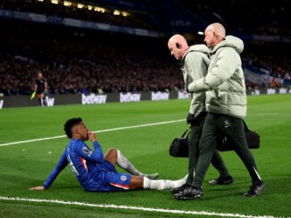 El ex Palmeiras sintió un tirón y pidió el cambio ante Manchester United. Estevao salió lesionado en Chelsea y asustó a todo Brasil