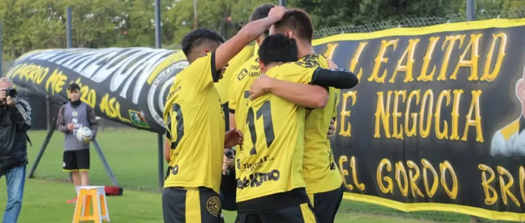 Comunicaciones recuperó la sonrisa con un triunfo ante Dock Sud en una tarde polémica
