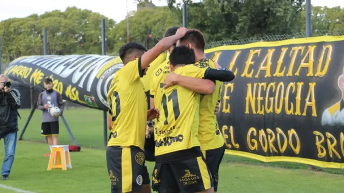 Comunicaciones recuperó la sonrisa con un triunfo ante Dock Sud en una tarde polémica