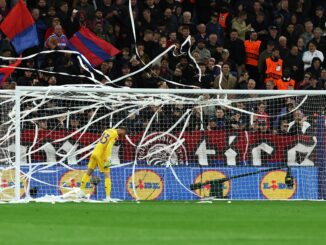 La lluvia de papeles demoró el inicio de Crystal Palace y Fiorentina El segundo tiempo del partido de Conference League en Londres tardó en comenzar. La lluvia de papeles demoró el inicio de Crystal Palace y Fiorentina. Y hasta que no quedó una cinta en el verde césped, el árbitro no dio la orden para arrancar la etapa decisiva. Los locales se fueron al descanso ganando por 2 a 0 en Selhurst Park. El primer grito fue de Jean-Philippe Mateta de penal. El francés estuvo cerca del doblete pero, David de Gea salvó, y en el rebote apareció Tyrick Mitchell para empujar al fondo de la red. Volvieron los equipos a la cancha y la lluvia de papeles demoró el inicio de Crystal Palace y Fiorentina Lo mismo que pasó en el período inicial sucedió en la complementaria. Los hinchas ingleses eligieron una moda que supo implementarse en Argentina. De hecho, durante el Mundial de 1978, era común la arenga a la Albiceleste arrojando cintas a la cancha. Una vez más, Selhurst Park volvió a teñirse de blanco. Sabiendo cuánto había en juego ante Fiorentina, los fanáticos locales recibieron por duplicado a sus jugadores con una cortina blanca. Y claramente, el inicio se retrasó hasta que no quede nada que pueda estorbar a los futbolistas.