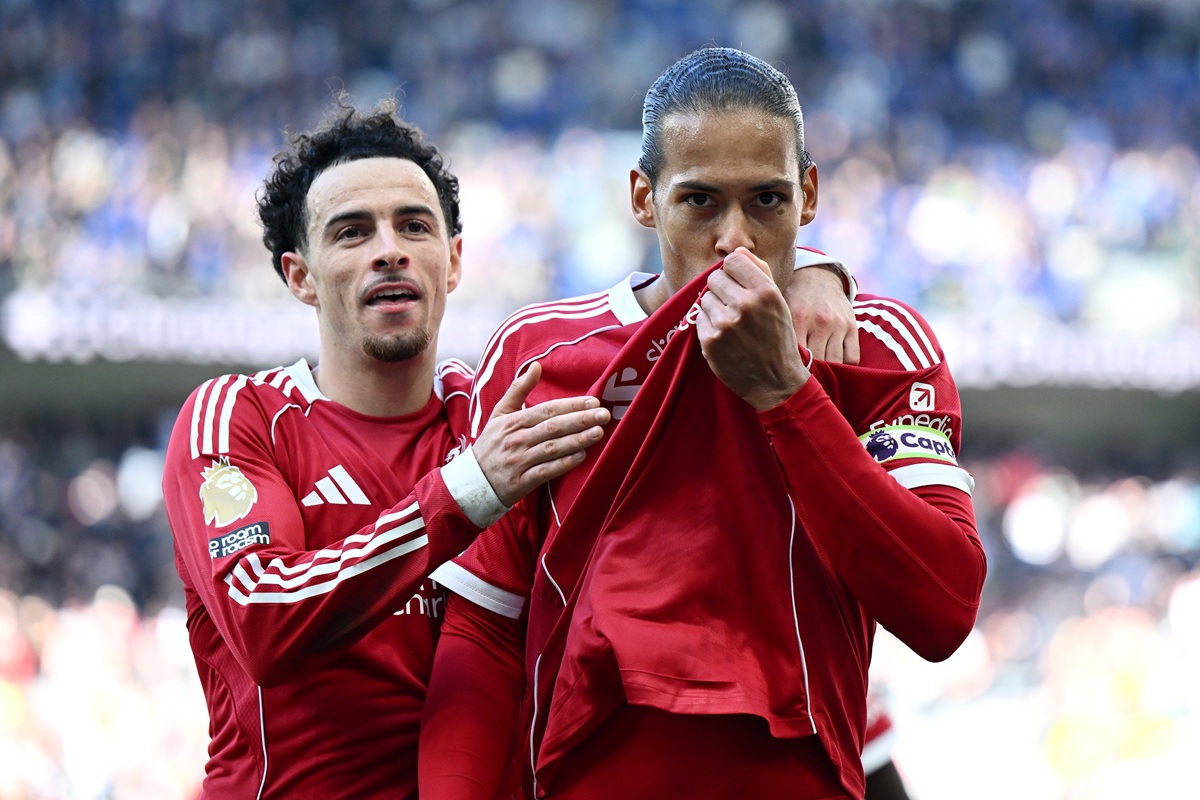 Liverpool volvió a ganar el Derby de Merseyside con agónico gol de Van Dijk