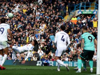 James Justin la metió de chilena para Leeds