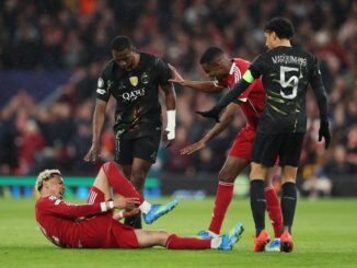 El delantero francés se fue en camilla ante PSG por Champions League. Durísima lesión de Hugo Ekitike en Liverpool y alarmas para el Mundial