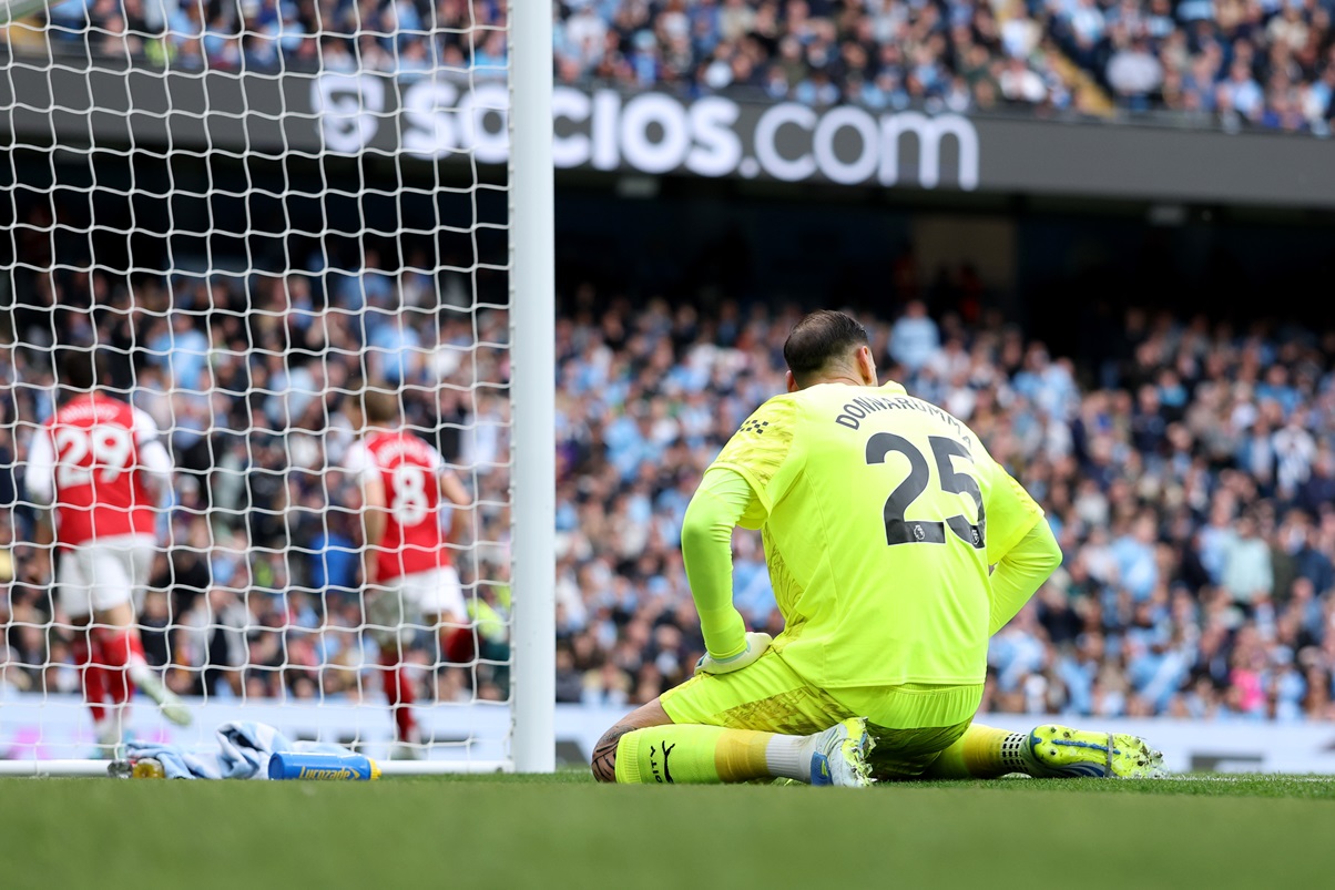 Grosero error de Donnarumma y rápido empate de Arsenal ante Manchester City