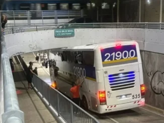 Hinchas de Chaco For Ever atrapados en un túnel en Banfield: qué pasó y denuncias contra la policía