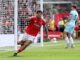 Nottingham Forest venció a Burnley con triplete de Gibbs-White