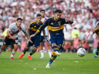 Leandro Paredes abrió el Superclásico de penal para Boca
