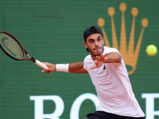El mejor argentino se impuso en primera ronda por 7-5 y 6-4. Francisco Cerúndolo barrió a Tsitsipas en Montecarlo
