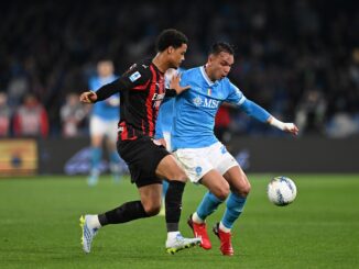 Los Partenopei triunfaron por 1 a 0 con gol de Matteo Politano. Napoli le ganó a Milan y trepó al segundo lugar en Serie A