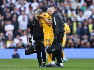 El mediocampista de Brighton salió entre lágrimas ante Tottenham. Dura lesión de rodilla para Diego Gómez que preocupa a Paraguay