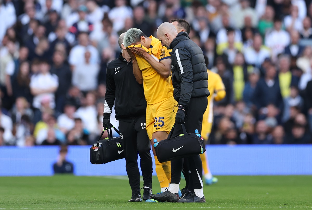El mediocampista de Brighton salió entre lágrimas ante Tottenham. Dura lesión de rodilla para Diego Gómez que preocupa a Paraguay