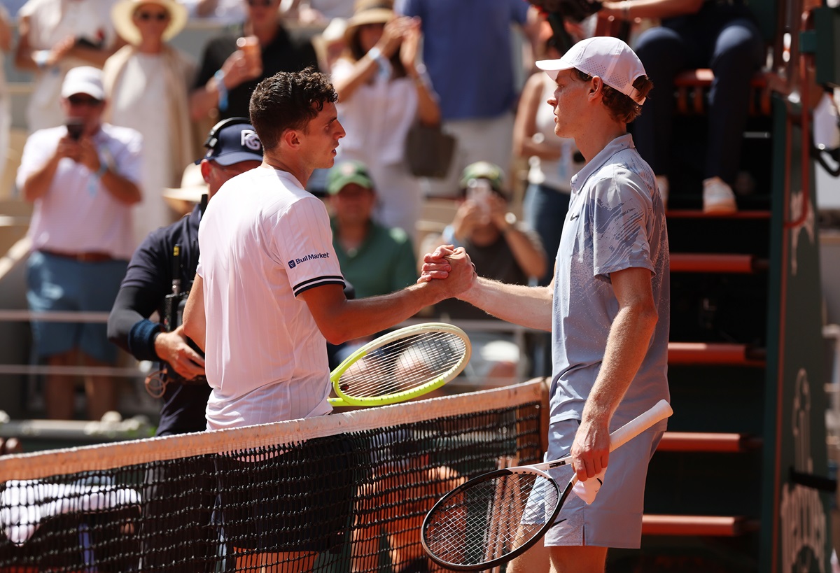 El argentino eliminó al número 1 del mundo en Roland Garros. Juanma Cerúndolo tras ganarle a Sinner sostuvo: "Tuve suerte"