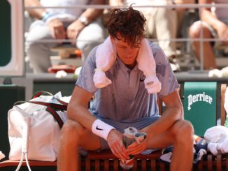 El italiano no puede con el argentino Juan Manuel Cerúndolo en París. Un golpe de calor pone en riesgo a Sinner en Roland Garros
