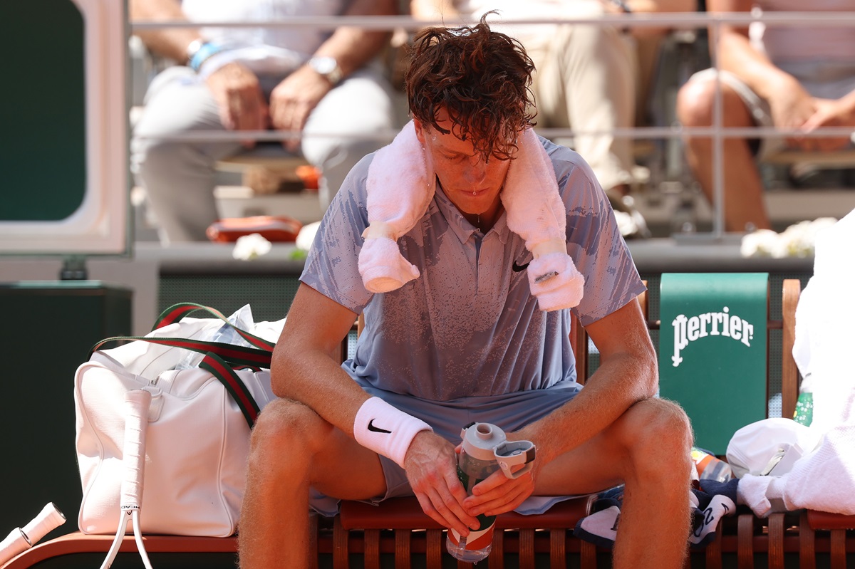 El italiano no puede con el argentino Juan Manuel Cerúndolo en París. Un golpe de calor pone en riesgo a Sinner en Roland Garros