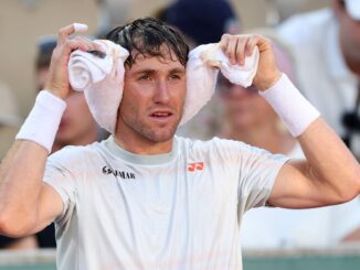 El noruego pasó de ganar cómodamente a peligrar contra Roman Safiullin. Casper Ruud sufrió un golpe de calor en Roland Garros
