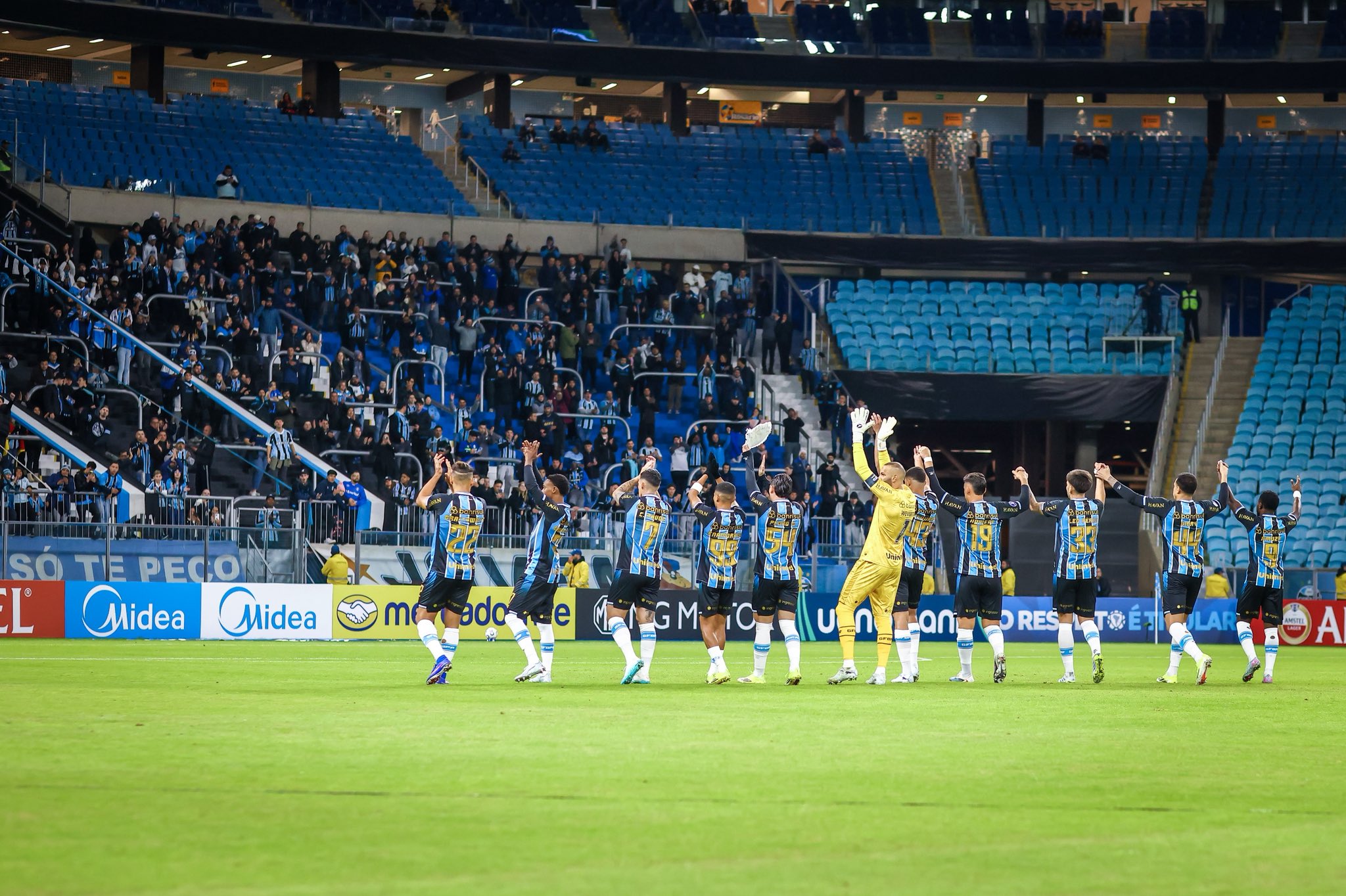 Gremio venció con claridad a Palestino y lucha por el primer puesto