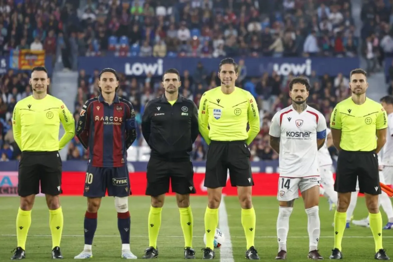 ¿Por qué no figura el logo de La Liga y si la bandera de la Unión Europea en las cintas de capitán?