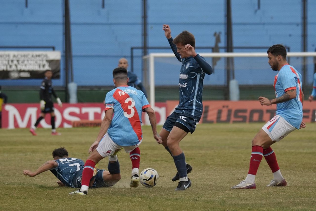 Fue un 2 a 2 en Sarandí en un partidazo sumamente cambiante de Primera B. Arsenal remontó a tiempo y le empató en casa a Villa San Carlos