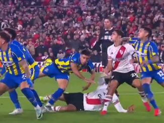 Nicolás Ramírez eligió amonestar al defensor Canalla por codazo. Polémica en River - Rosario Central por la no expulsión a Ávila