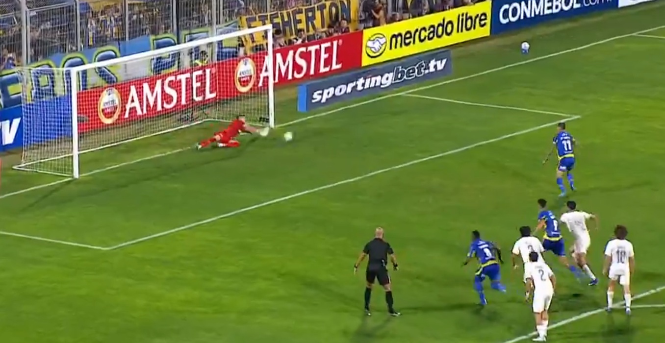 Ángel Di María falló un penal ante Libertad: polémica y tremenda doble atajada en Copa Libertadores