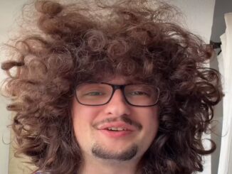 Frank Illet no lo puede creer. El hincha viral de Manchester United deberá esperar tres meses más para cortarse el pelo