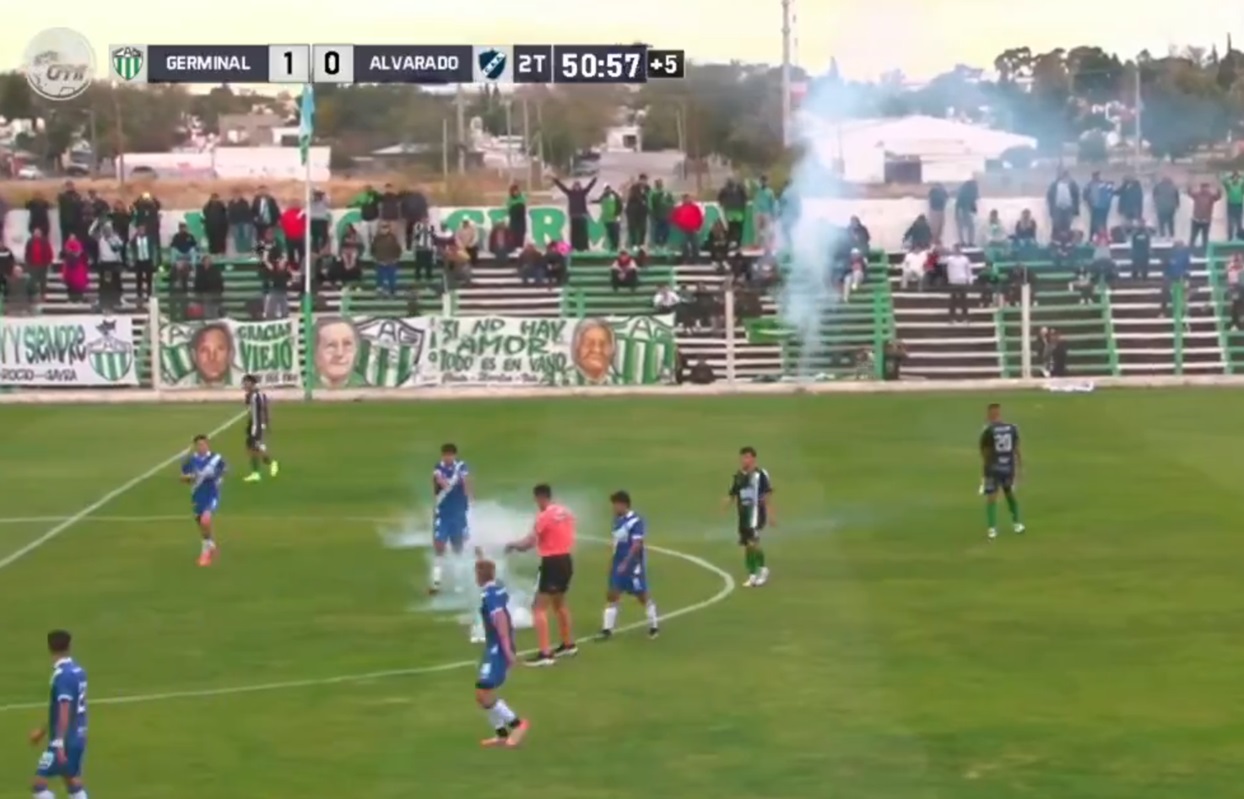 Germinal y Alvarado fue suspendido porque arrojaron pirotecnia al campo de juego