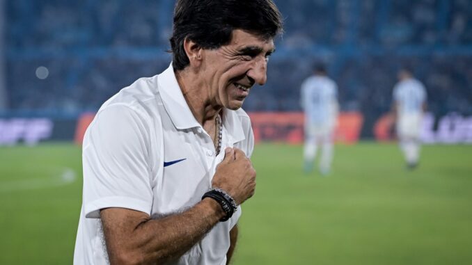 El ex entrenador de Racing está en el radar del Xeneieze. Gustavo Costas suena como posible entrenador de Boca