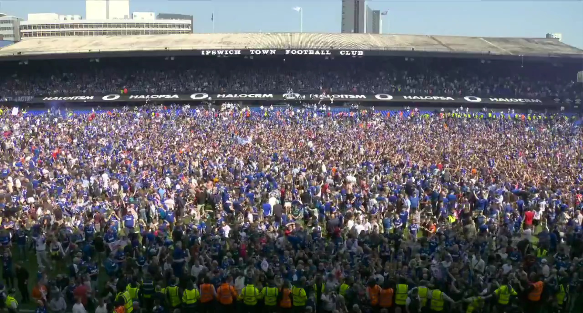 Espectacular invasión de cancha tras el ascenso de Ipswich Town a Premier League