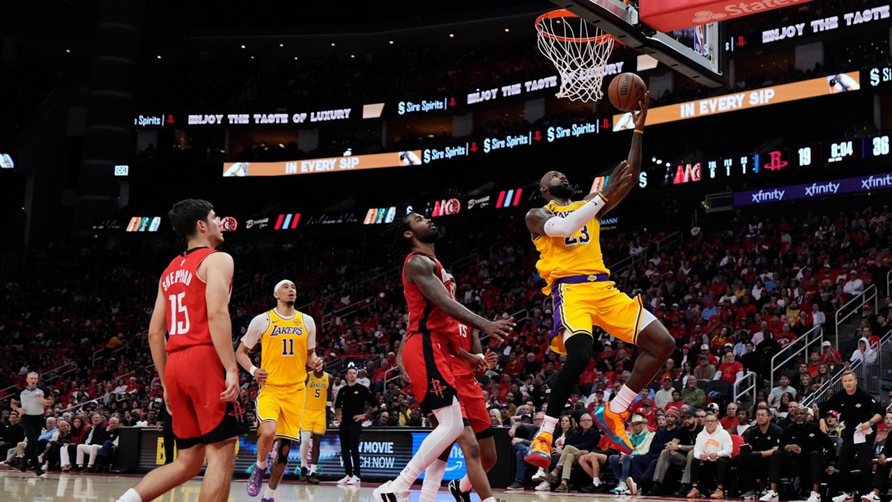 Los Lakers borraron a los Rockets y ahora van por los campeones reinantes