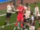 Dos campeones con Argentina se cruzaron en Aston Villa - Liverpool y Dibu Martínez le metió un manotazo picante a Alexis Mac Allister