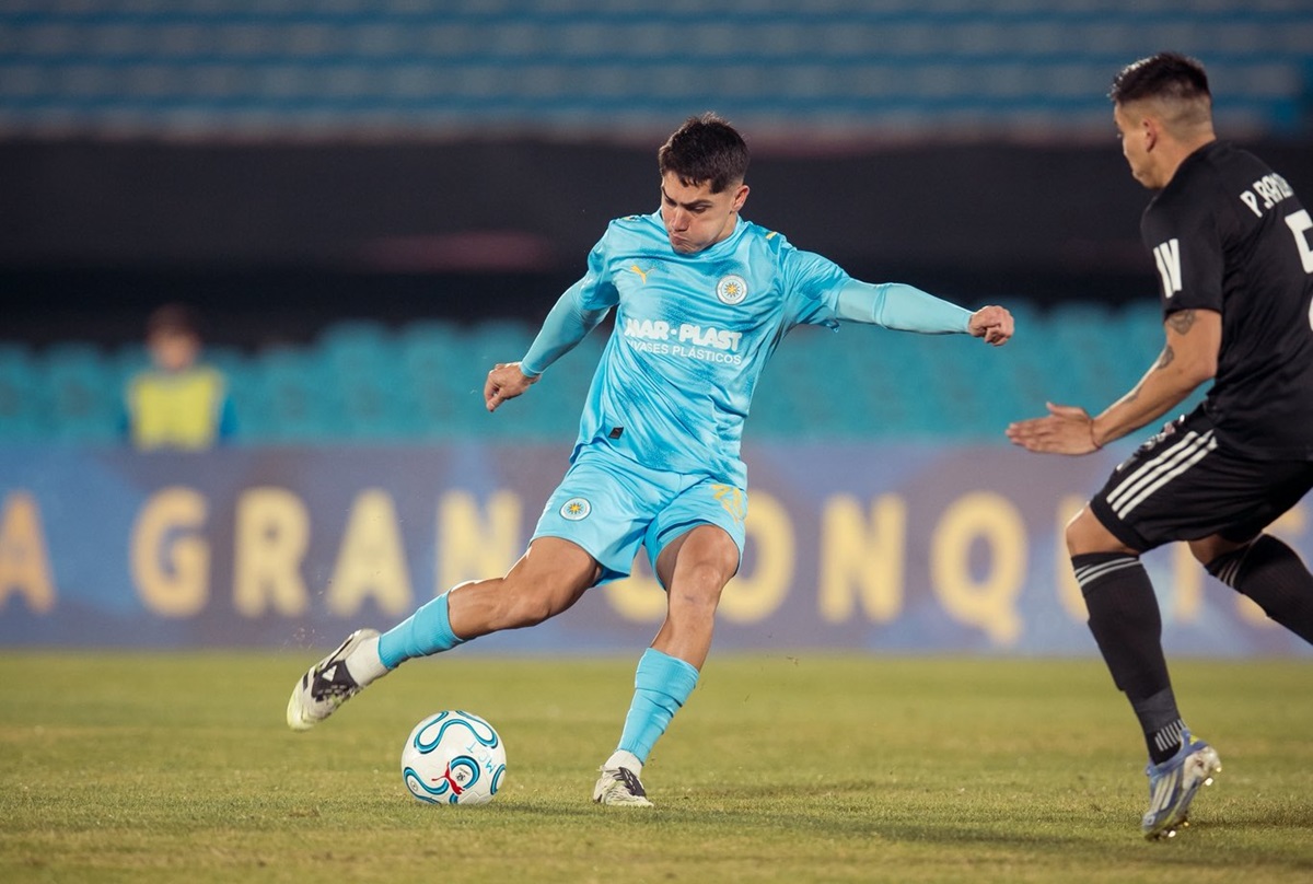 Insólitos errores del Blanquinegro decantaron en el 4 a 1. City Torque eliminó a Riestra en la noche de los goles en contra