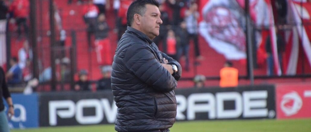 El ex entrenador de Huracán, Sacachispas y Español desbarrancó. Apuzzo pidió disculpas tras decir: "Las mujeres son técnicos, los gays..."