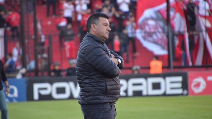El ex entrenador de Huracán, Sacachispas y Español desbarrancó. Apuzzo pidió disculpas tras decir: "Las mujeres son técnicos, los gays..."