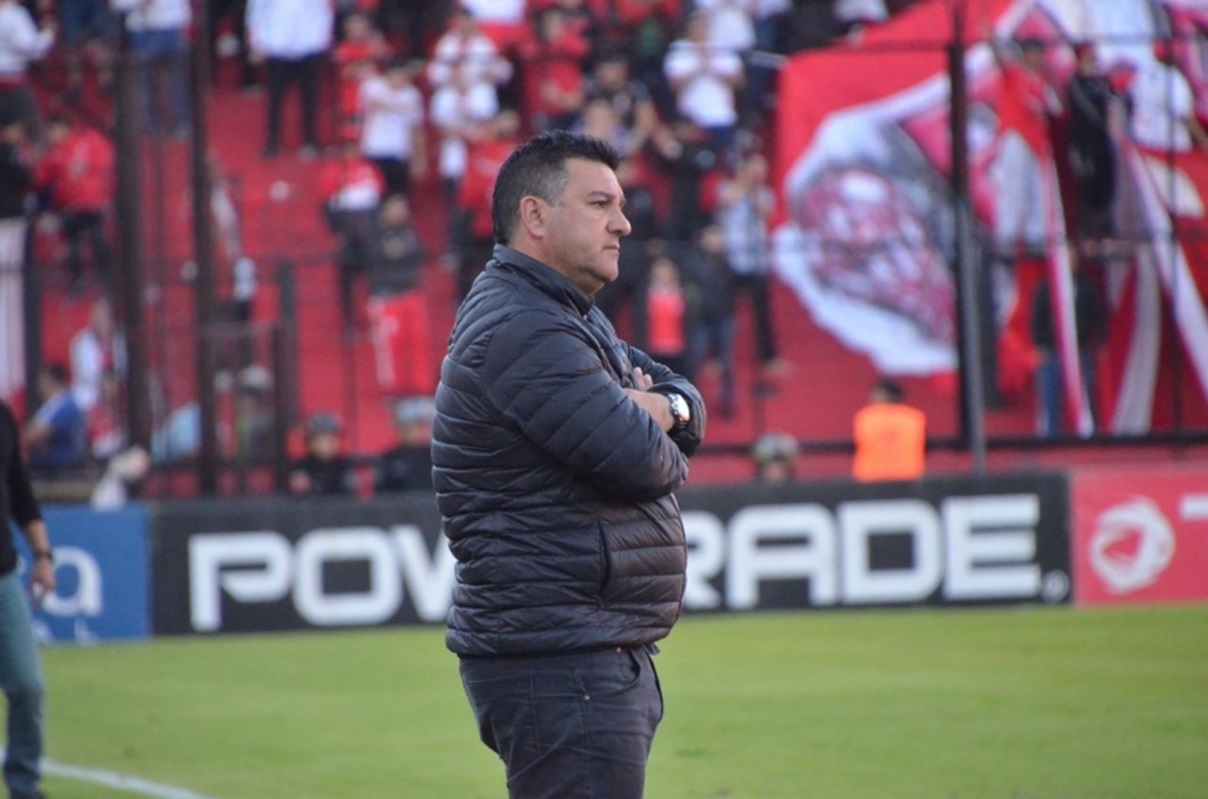 El ex entrenador de Huracán, Sacachispas y Español desbarrancó. Apuzzo pidió disculpas tras decir: "Las mujeres son técnicos, los gays..."
