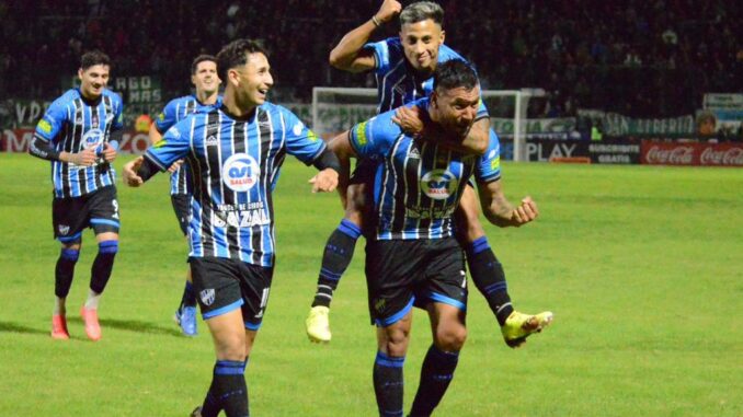 Almagro dio el golpe venciendo a Nueva Chicago en Mataderos por dos a uno con los gritos de Tolosa y Bustamante.