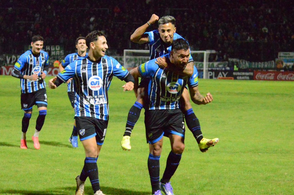 Almagro dio el golpe venciendo a Nueva Chicago en Mataderos por dos a uno con los gritos de Tolosa y Bustamante.