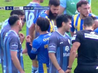 Para Juan Cruz Robledo hubo mano de Rubén Villarreal del Albo. Polémico penal para Atlanta ante Gimnasia y Tiro en Villa Crespo