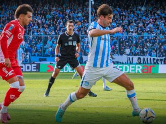 Racing y Huracán clasificaron a playoffs con un pálido 0 a 0 La Academia entró finalmente a octavos de final a pesar del flojo presente. El Quemero, con el empate, también se aseguraba casi de antemano ese boleto. Lo cierto es que, este domingo, Racing y Huracán clasificaron a playoffs con un pálido 0 a 0. El primer tiempo en Avellaneda fue pésimo. El Quemero sabía que el empate prácticamente lo dejaba dentro de los octavos de final. Y el dueño de casa, en un presente donde perdió la brújula, apenas asustó con un cabezazo desviado de Adrián Martínez. Tigre les dio una mano para que Racing y Huracán sigan empatando En la complementaria, el protagonismo fue todo de Racing aunque a cuentagotas. Antes del cuarto de hora intentó con un remate sin ángulo de Baltasar Rodríguez. Y, la más clara, fue una volea de Tomás Pérez tras una salida en falso de Óscar Romero que contuvo abajo Hernán Galíndez. Los corazones se paralizaron en el Cilindro cuando el Globo abrió la cuenta. Un tiro libre de Leonardo Gil encontraba a Jordy Caicedo conectando al fondo de la red. Sin embargo, mediante el VAR, la conquista del Quemero fue anulada. Huracán se conformó con el 0 a 0 en Avellaneda para asegurarse su participación en octavos de final. Racing tuvo que esperar el resultado en Rosario y como Tigre empató con Rosario Central, los de Gustavo Costas también se metieron en playoffs del Apertura.