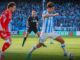 Racing y Huracán clasificaron a playoffs con un pálido 0 a 0 La Academia entró finalmente a octavos de final a pesar del flojo presente. El Quemero, con el empate, también se aseguraba casi de antemano ese boleto. Lo cierto es que, este domingo, Racing y Huracán clasificaron a playoffs con un pálido 0 a 0. El primer tiempo en Avellaneda fue pésimo. El Quemero sabía que el empate prácticamente lo dejaba dentro de los octavos de final. Y el dueño de casa, en un presente donde perdió la brújula, apenas asustó con un cabezazo desviado de Adrián Martínez. Tigre les dio una mano para que Racing y Huracán sigan empatando En la complementaria, el protagonismo fue todo de Racing aunque a cuentagotas. Antes del cuarto de hora intentó con un remate sin ángulo de Baltasar Rodríguez. Y, la más clara, fue una volea de Tomás Pérez tras una salida en falso de Óscar Romero que contuvo abajo Hernán Galíndez. Los corazones se paralizaron en el Cilindro cuando el Globo abrió la cuenta. Un tiro libre de Leonardo Gil encontraba a Jordy Caicedo conectando al fondo de la red. Sin embargo, mediante el VAR, la conquista del Quemero fue anulada. Huracán se conformó con el 0 a 0 en Avellaneda para asegurarse su participación en octavos de final. Racing tuvo que esperar el resultado en Rosario y como Tigre empató con Rosario Central, los de Gustavo Costas también se metieron en playoffs del Apertura.