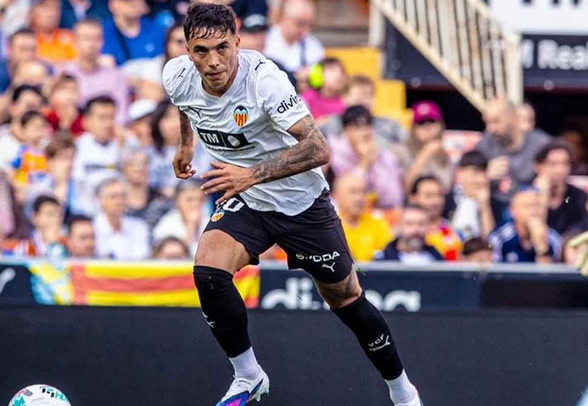 El argentino, ex Racing, tuvo un jueves malo ante Rayo Vallecano. Renzo Saravia cometió un penal y salió lesionado en Valencia