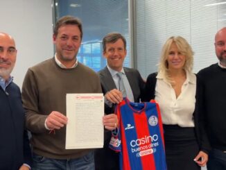 El presidente Sergio Constantino firmó la compra de los metros restantes. San Lorenzo confirmó que la vuelta a Boedo es total
