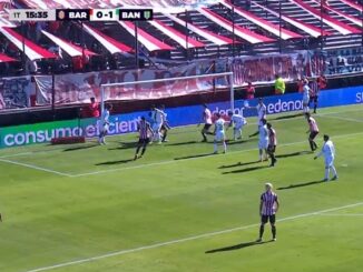 Nicolás DeMartini cabeceó en el área chica y puso el 1 a 1 parcial. Banfield reclamó por falta a Sanguinetti en el empate de Barracas Central