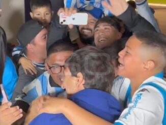 Cariño y abrazos para Costas en la llegada de Racing a Rosario