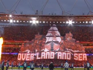 Los Gunners buscan la Champions "por mar y tierra". Este martes, fascinó el tifo de Arsenal ante Atlético Madrid: "Over land and sea"
