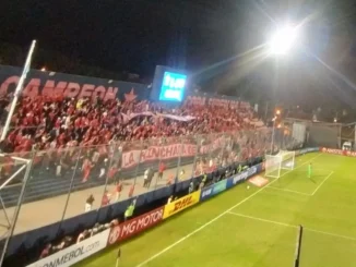 América de Cali llenó la popular en Tigre y tuvo apoyo de hinchas de Chacarita e Independiente