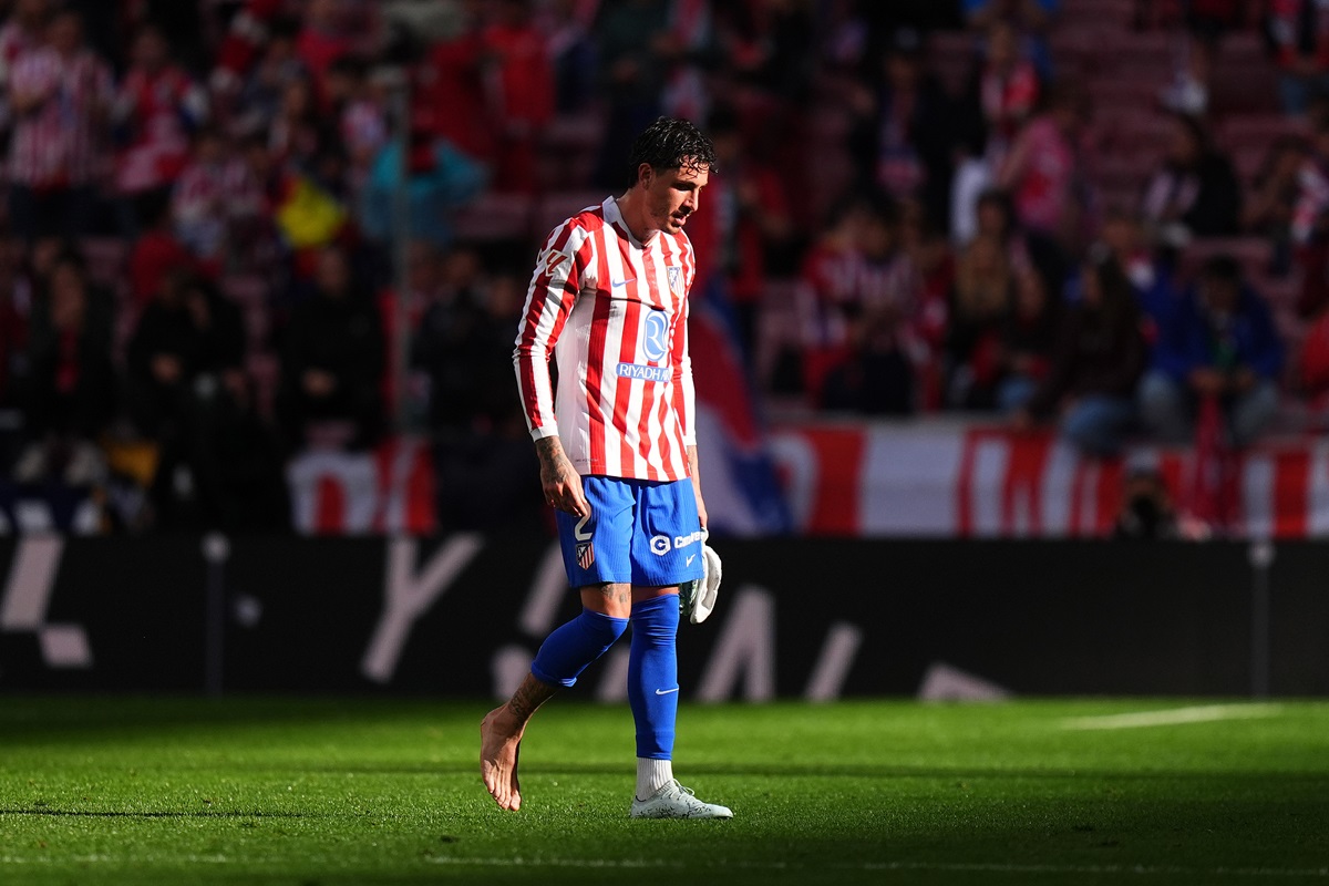 José María Giménez salió lesionado y encendió alarmas en Uruguay