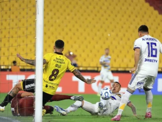 Polémica expulsión de Milton Céliz en Barcelona de Guayaquil por un codazo a Leandro Paredes
