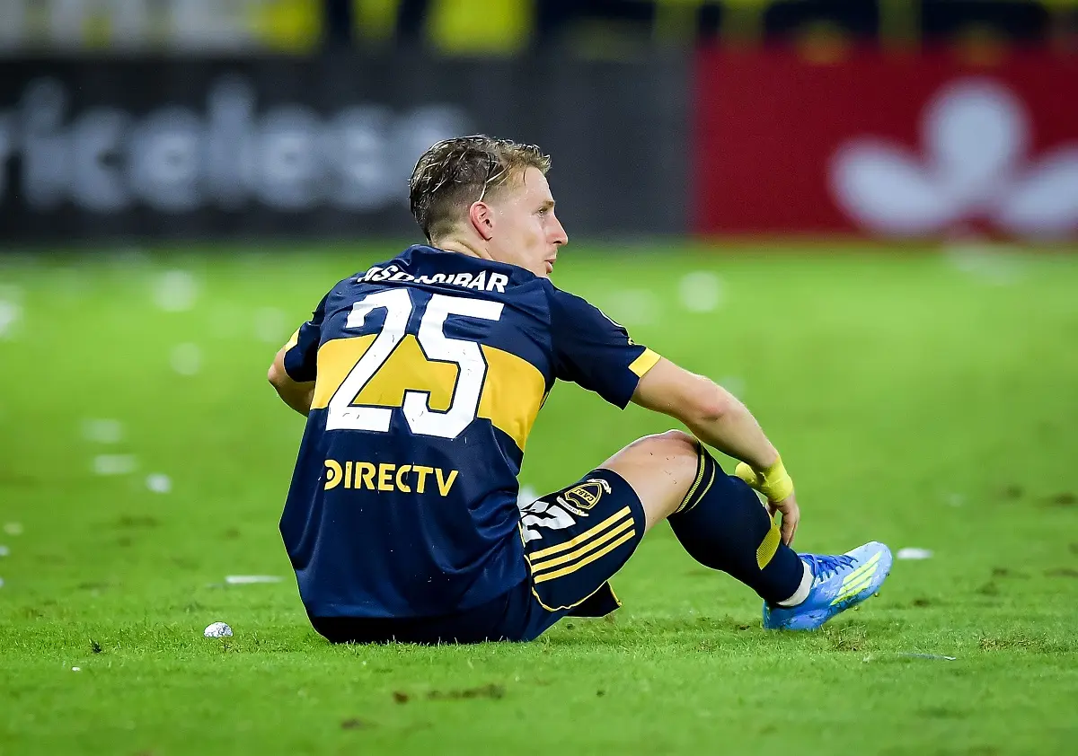 Santiago Ascacíbar fue expulsado por una patada en la cabeza a un rival y Boca sufre otra roja más