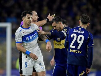 Cruce picante y caliente en Boca - Universidad Católica. Fernando Zampedri se fue enfurecido con Leandro Paredes al grito de "bocón"